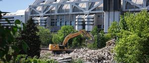 Die letzten Schuttberäumungsmaßnahmen an der abgerissenen Ringbahnbrücke fotografiert aus der angrenzenden Kleingartenkolonie. Im Hintergrund ist das ICC zu sehen.