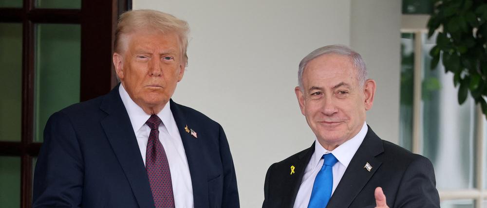 U.S. President Donald Trump and Israeli Prime Minister Benjamin Netanyahu give thumbs-up at the White House in Washington, D.C., U.S., September 29, 2025. REUTERS/Jonathan Ernst     TPX IMAGES OF THE DAY     