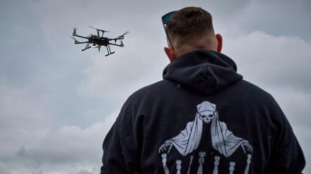 Ein Ingenieur beobachtet eine ukrainische Quadcopter-Drohne an einem ungenannten Ort in der Ukraine. 