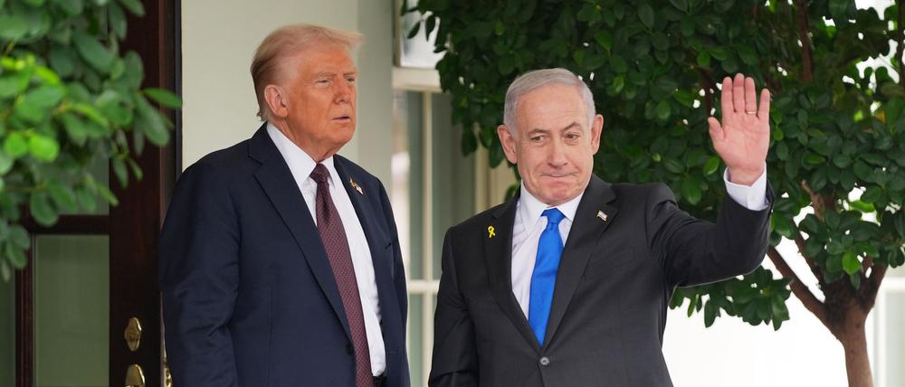 US-Präsident Donald Trump begrüßt den israelischen Ministerpräsidenten Benjamin Netanjahu im Westflügel des Weißen Hauses. 