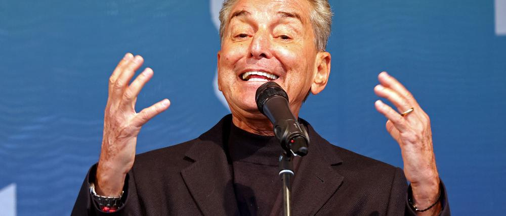 Michel Friedman mahnte bei einer Kundgebung in Klütz zu seiner umstrittenen Ausladung von einer Lesung 2026, die Freiheit der Kunst und der Meinung zu respektieren.