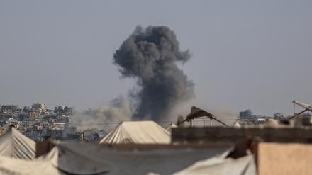 Rauchwolken nach einem israelischen Angriff in Khan Yunis im südlichen Gazastreifen am 29. September 2025, während des anhaltenden Konflikts zwischen Israel und der palästinensischen militanten Gruppe Hamas.
