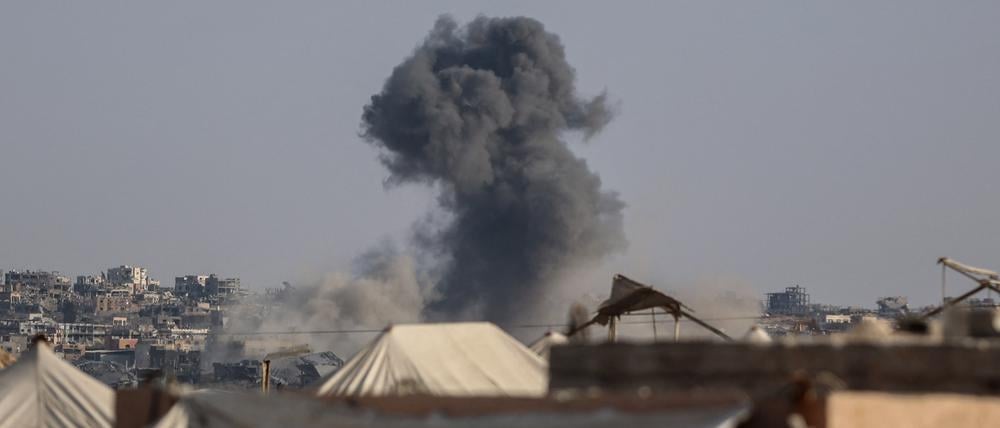 Rauchwolken nach einem israelischen Angriff in Khan Yunis im südlichen Gazastreifen am 29. September 2025, während des anhaltenden Konflikts zwischen Israel und der palästinensischen militanten Gruppe Hamas.