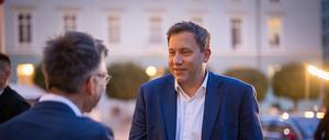 Vizekanzler Lars Klingbeil (SPD, rechts) kommt zum Hauptstadtgespräch mit Tagesspiegel-Chefredakteur Christian Tretbar.