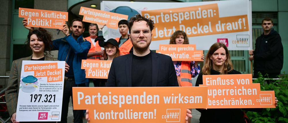 Mitglieder von Lobbycontrol demonstrieren vor einer Verhandlung über eine Klage gegen die Bundestagsverwaltung wegen Großspenden für die Berliner CDU. (Archivbild) 