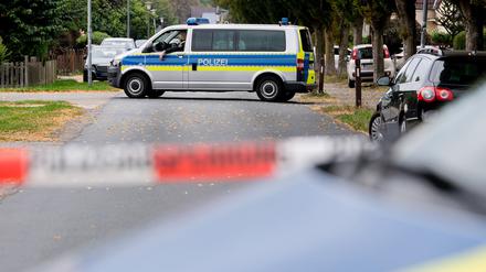 Die Polizei sicherte nach der Tat in dem Wohnhaus Spuren.