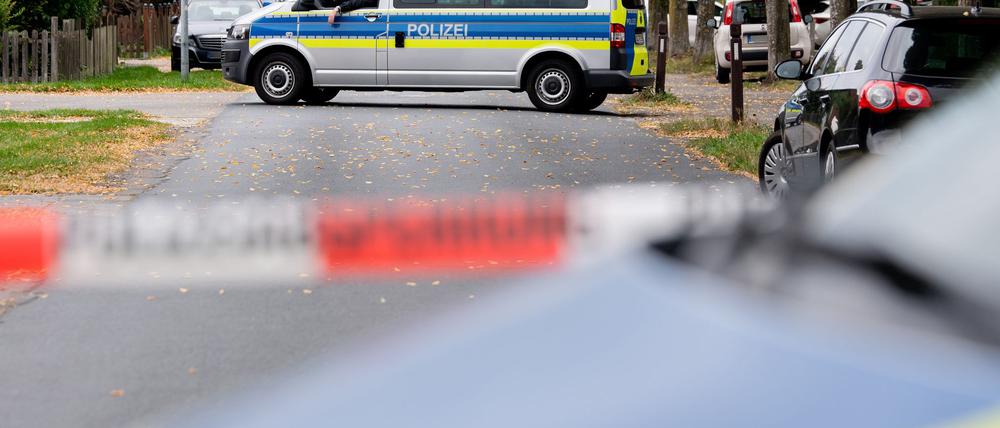 Die Polizei sicherte nach der Tat in dem Wohnhaus Spuren.