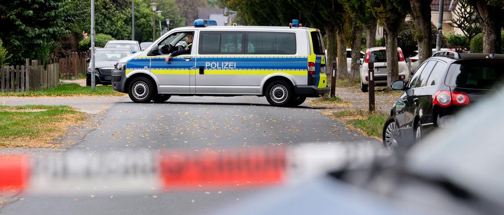 Die Polizei sicherte nach der Tat in dem Wohnhaus Spuren.