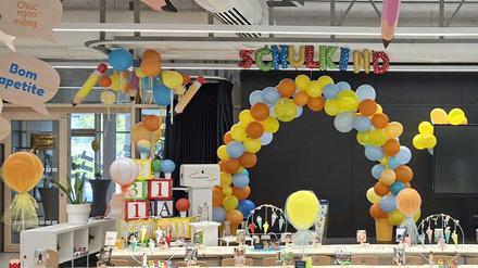 Bei der Einschulungsfeier leuchtete die Aula in den Farben der Schule.