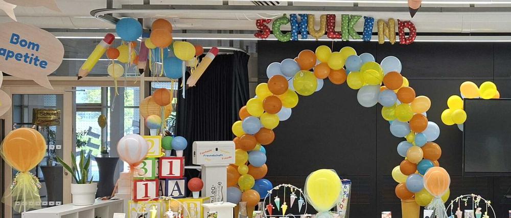 Bei der Einschulungsfeier leuchtete die Aula in den Farben der Schule.