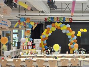Bei der Einschulungsfeier leuchtete die Aula in den Farben der Schule.