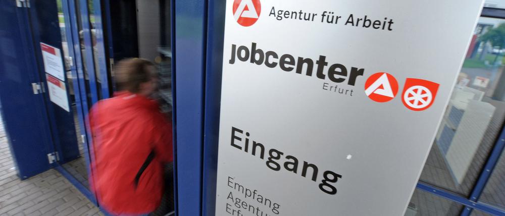 Beschäftigte von Jobcentern und anderen Behörden mit Kundenkontakt haben oft Sorge vor Übergriffen. (Archivfoto)