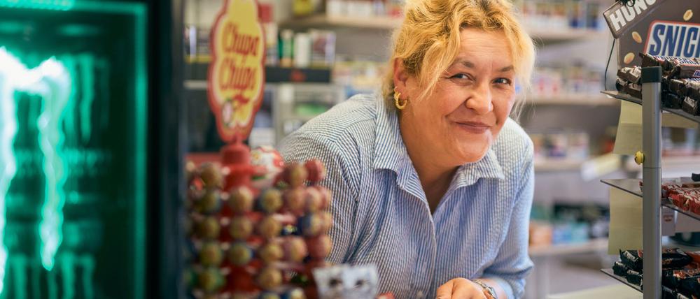 Jeden Tag steht Naciye ab sechs Uhr hinter dem Tresen des Kiosks „Ballerbude“ in der Ruhrgebietsstadt Oer-Erkenschwick. 