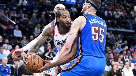 Kawhi Leonard - hier gegen Isaiah Hartenstein - ist der wichtigste Spieler der LA Clippers. (Archiv-Foto)
