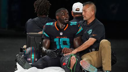 Tyreek Hill (links) musste auf einem Fahrzeug vom Platz gefahren werden.