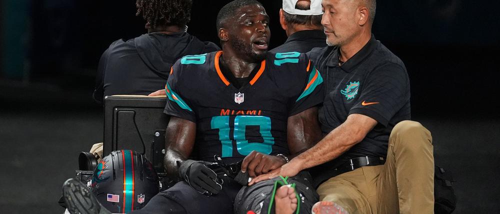 Tyreek Hill (links) musste auf einem Fahrzeug vom Platz gefahren werden.