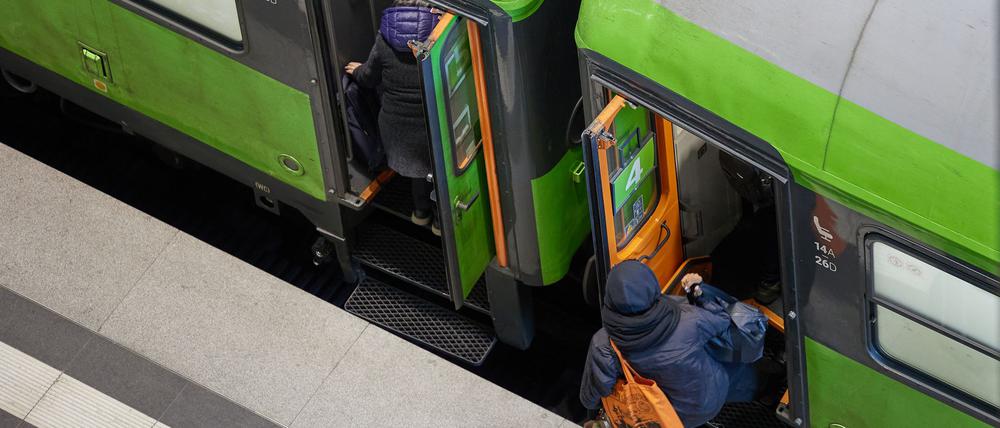Das Reiseunternehmen Flix will sein Angebot im Fernverkehr zum Fahrplanwechsel im Dezember erweitern. (Archivbild)