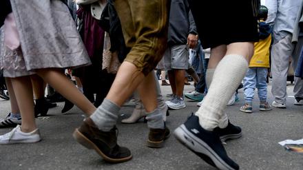 27.09.2025, Bayern, München: Besucher gehen über das Oktoberfest. Die 190. Wiesn findet vom 20. September bis 05. Oktober 2025 auf der Münchner Theresienwiese statt.