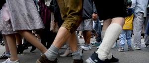 27.09.2025, Bayern, München: Besucher gehen über das Oktoberfest. Die 190. Wiesn findet vom 20. September bis 05. Oktober 2025 auf der Münchner Theresienwiese statt.