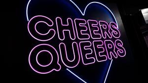 Im Club „SchwuZ“ in Berlin-Neukölln steht in leuchtenden Buchstaben „Cheers Queers“. (Archivbild)