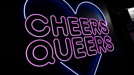 Im Club „SchwuZ“ in Berlin-Neukölln steht in leuchtenden Buchstaben „Cheers Queers“. (Archivbild)