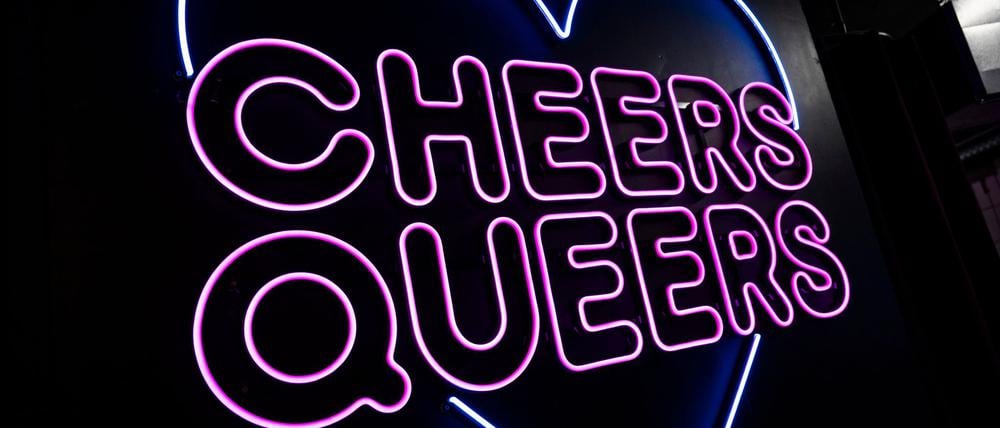 Im Club „SchwuZ“ in Berlin-Neukölln steht in leuchtenden Buchstaben „Cheers Queers“. (Archivbild)