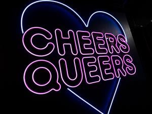 Im Club „SchwuZ“ in Berlin-Neukölln steht in leuchtenden Buchstaben „Cheers Queers“. (Archivbild)
