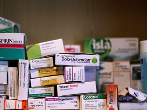 Mittel gegen Fieber, Halsweh und verstopfte Nase: Sie gehören zur Erkältungszeit in die Hausapotheke.