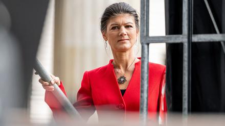 Sahra Wagenknecht, BSW-Vorsitzende, steht bei der Demonstration unter dem Motto «Stoppt den Völkermord in Gaza! Keine Waffen in Kriegsgebiete! Frieden statt Wettrüsten!» an der Bühne.