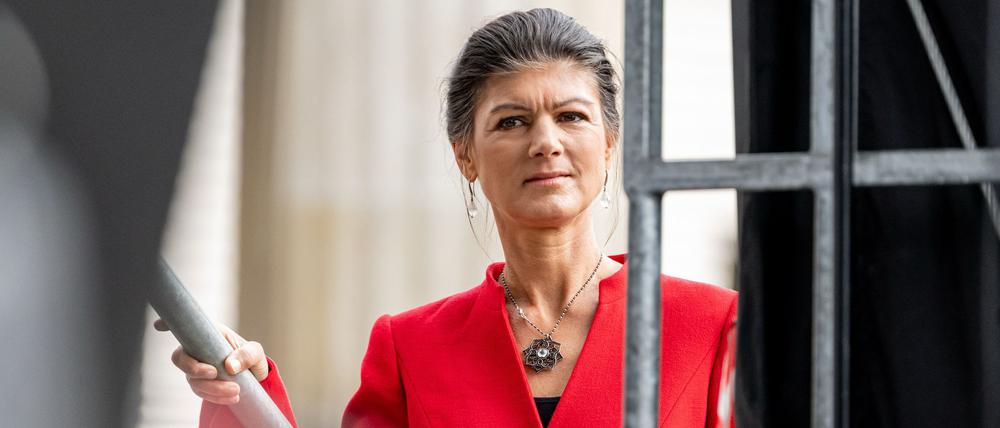 Sahra Wagenknecht, BSW-Vorsitzende, steht bei der Demonstration unter dem Motto «Stoppt den Völkermord in Gaza! Keine Waffen in Kriegsgebiete! Frieden statt Wettrüsten!» an der Bühne.