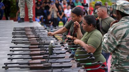 Bürger Venezuelas bei der Waffenausgabe.