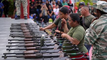 Bürger Venezuelas bei der Waffenausgabe. 