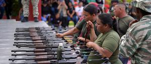 Bürger Venezuelas bei der Waffenausgabe. 