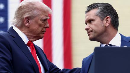 US-Präsident Donald Trump schüttelt die Hand des „Kriegsministers“ Pete Hegseth.