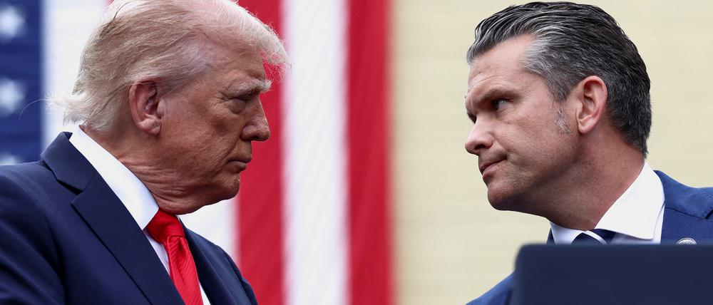 US-Präsident Donald Trump schüttelt die Hand des „Kriegsministers“ Pete Hegseth.