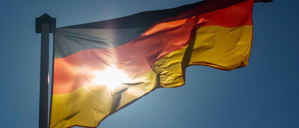 Die deutsche Wiedervereinigung wurde am 3. Oktober 1990 vollendet. Auch dreieinhalb Jahrzehnte später sind die Einkommen in den alten Bundesländern jedoch immer noch höher. (Symbolbild)