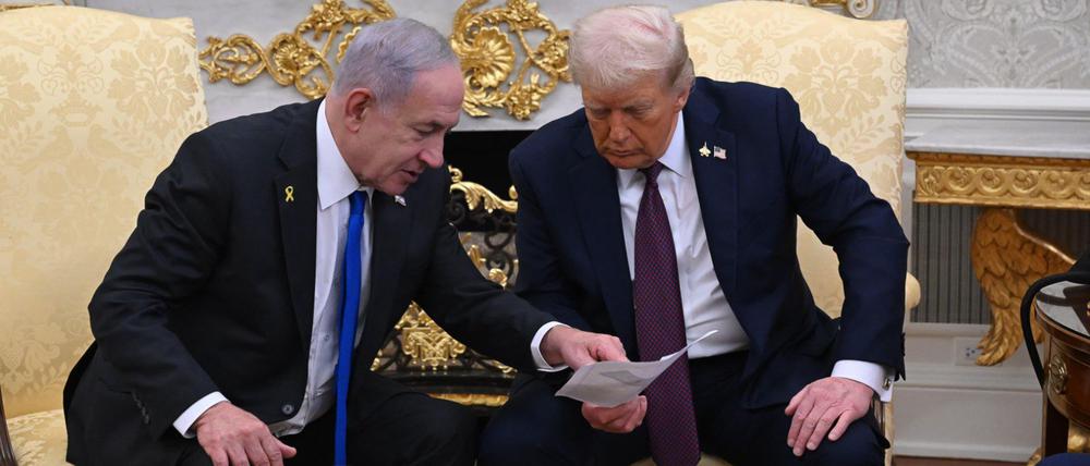US-Präsident Donald Trump und Israels Ministerpräsident Benjamin Netanjahu unterhalten sich während eines Treffens im Weißen Haus. 