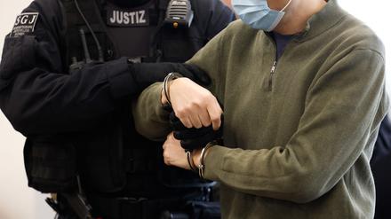 Jian G. (R) muss wegen Spionage fast fünf Jahre in Haft.