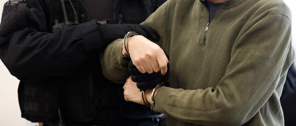 Jian G. (R) muss wegen Spionage fast fünf Jahre in Haft.