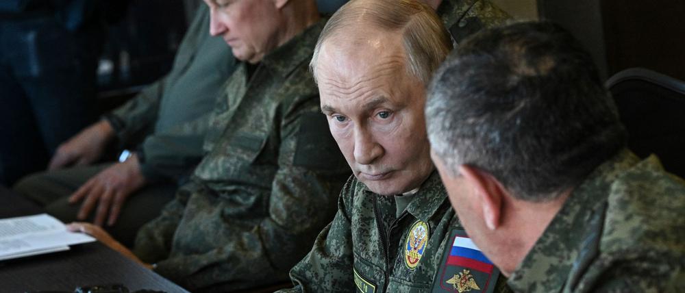 Der russische Präsident Wladimir Putin beobachtet die gemeinsamen russisch-weißrussischen Militärübungen „Sapad 2025“ (West 2025) an einem Gefechtsstand auf dem Truppenübungsplatz Mulino in der Region Nischni Nowgorod.