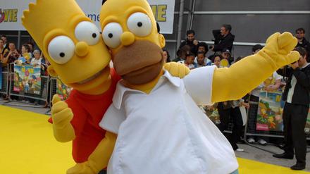 Als Homer und Bart Simpson verkleidete Schauspieler kommen 2007 in London zur Premiere des ersten Films „Die Simpsons“. (Archivbild)