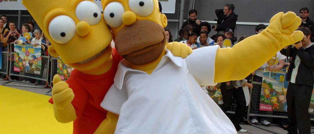 Als Homer und Bart Simpson verkleidete Schauspieler kommen 2007 in London zur Premiere des ersten Films „Die Simpsons“. (Archivbild)