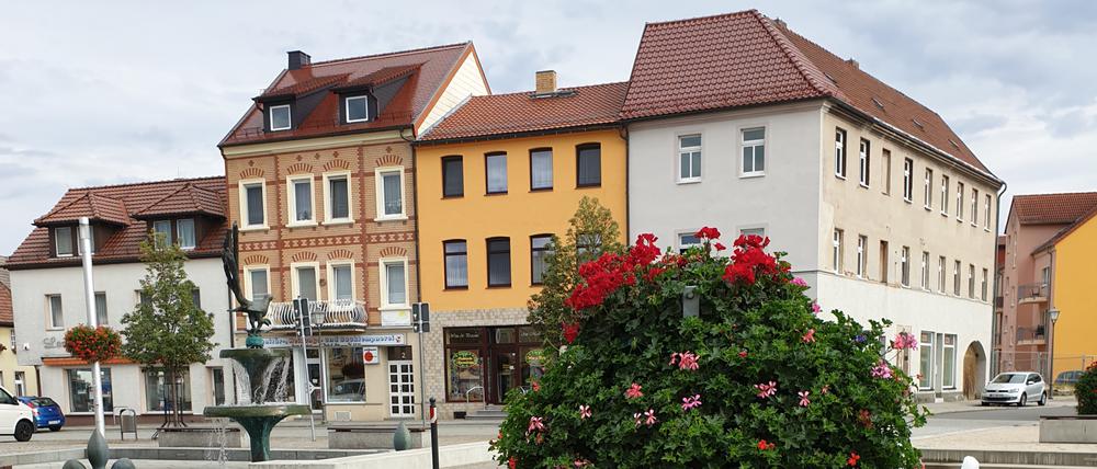 Bunte Blumenkästen und gepflegte Fassaden gibt es in Elsterwerda. 