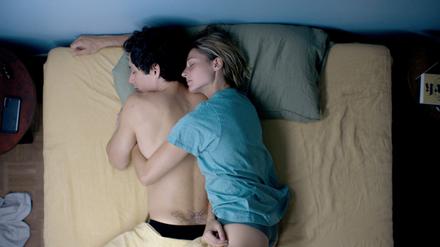 Kuscheln und mehr in der ARD: Szene aus der Serie „Naked“.
