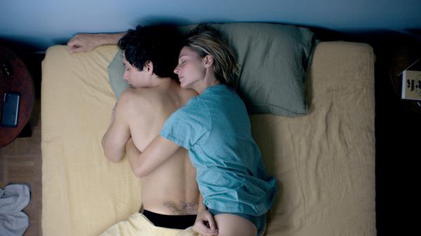 Kuscheln und mehr in der ARD: Szene aus der Serie „Naked“