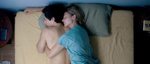 Kuscheln und mehr in der ARD: Szene aus der Serie „Naked“