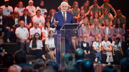 Bundespräsident Frank-Walter Steinmeier spricht bei der Verleihung des Deutschen Schulpreises 2025. 