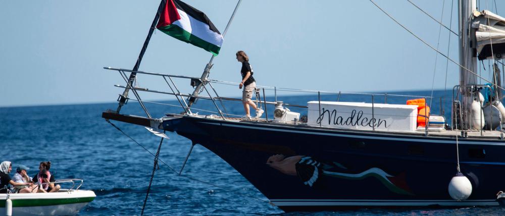 Aktivisten der Freedom Flotilla Coalition gehen an Bord des Bootes Madleen, bevor sie vom sizilianischen Hafen Catania in Richtung Gaza auslaufen. 