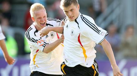 In der U-17-Nationalmannschaft. Mit einem gewissen Toni Kroos (rechts)