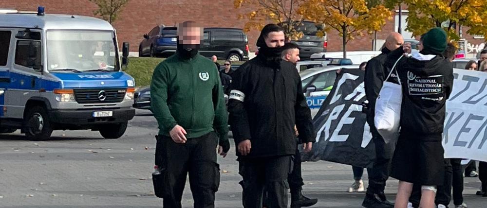 Christopher W. aka „Sirene“ (links, grüne Jacke)